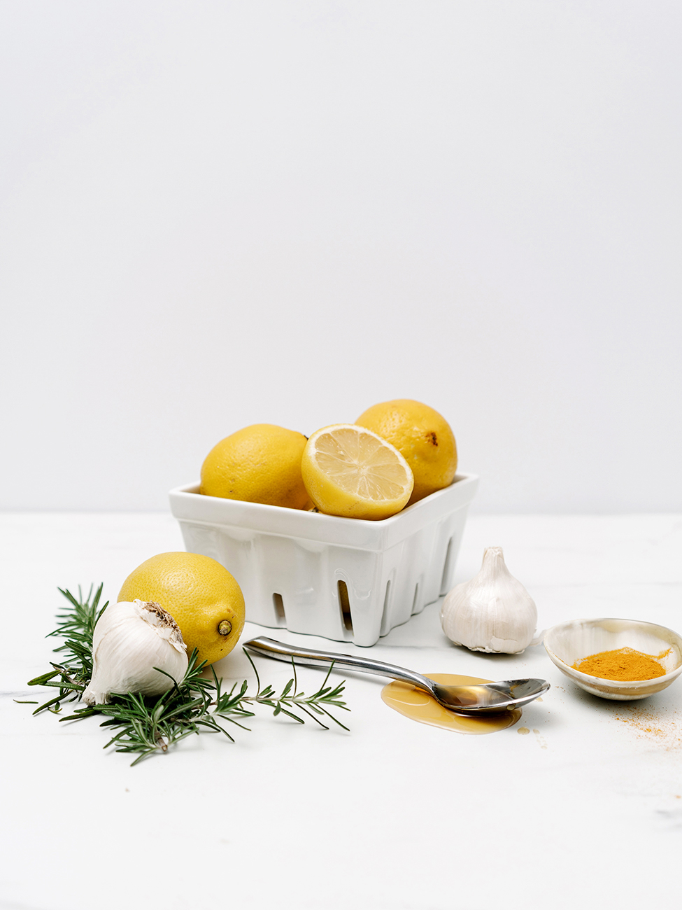 Ingredients to marinade the chicken; lemon, garlic and turmeric