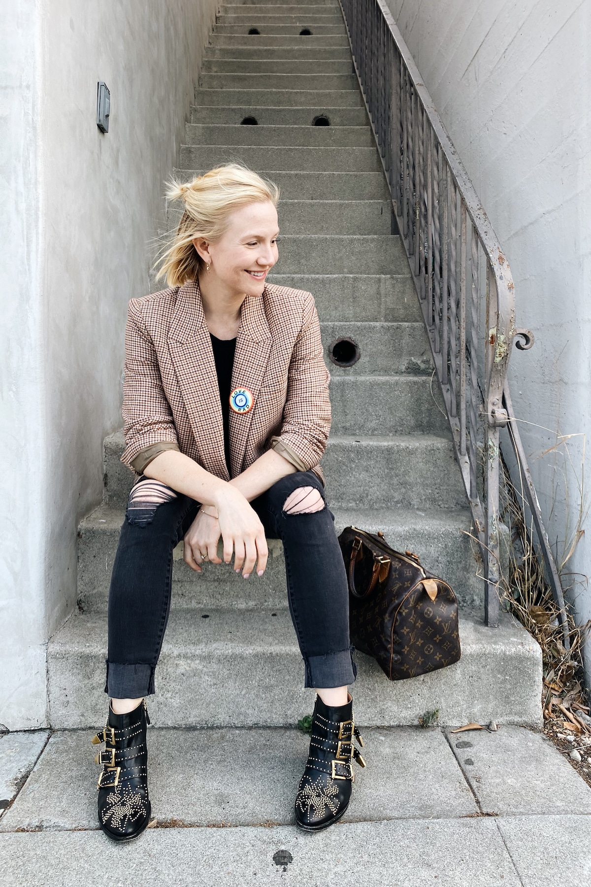 high waisted jeans outfit with cowboy boots and black turtleneck