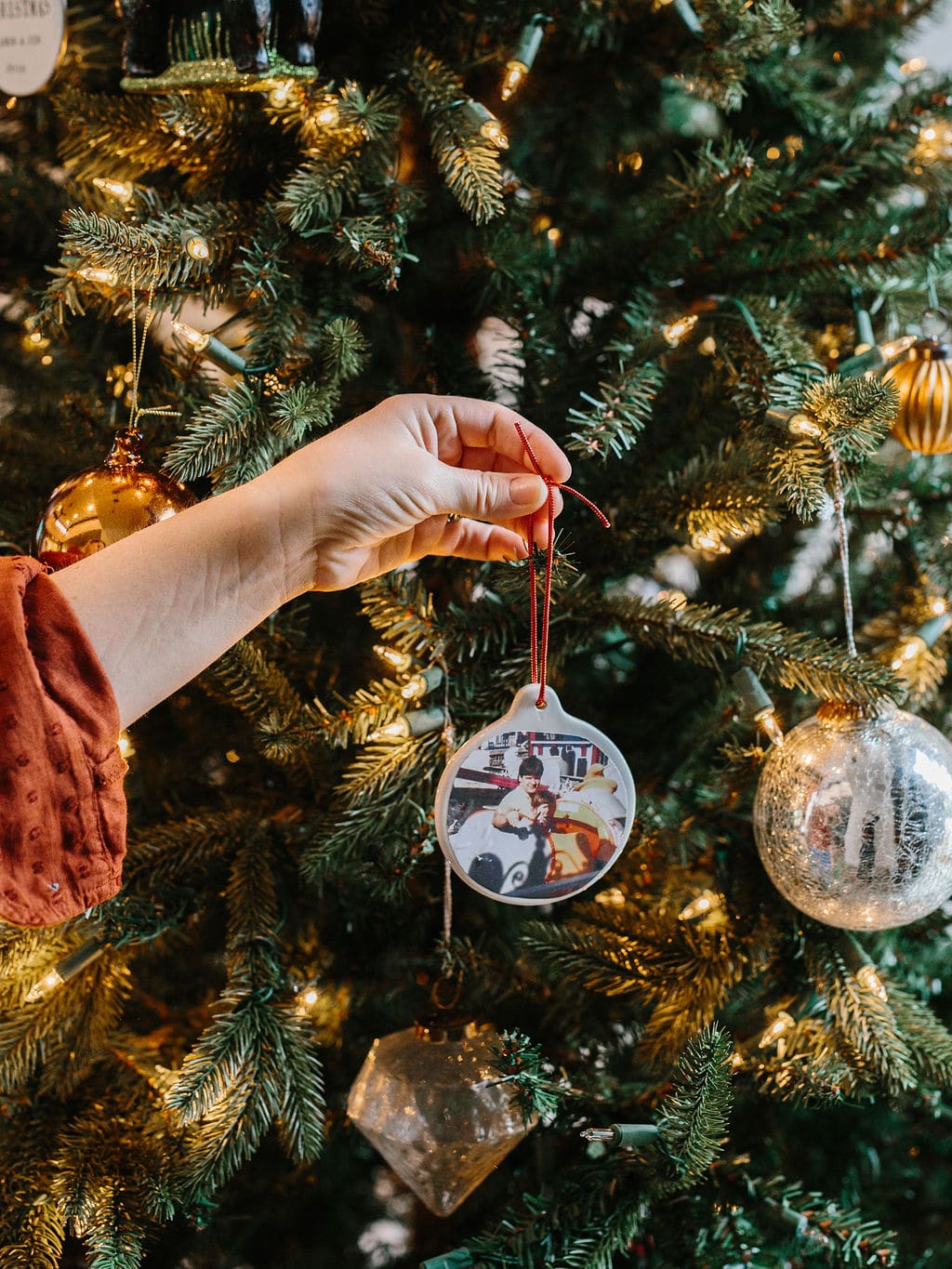 How to DIY Custom Family Photo Ornaments this Holiday - The Effortless Chic