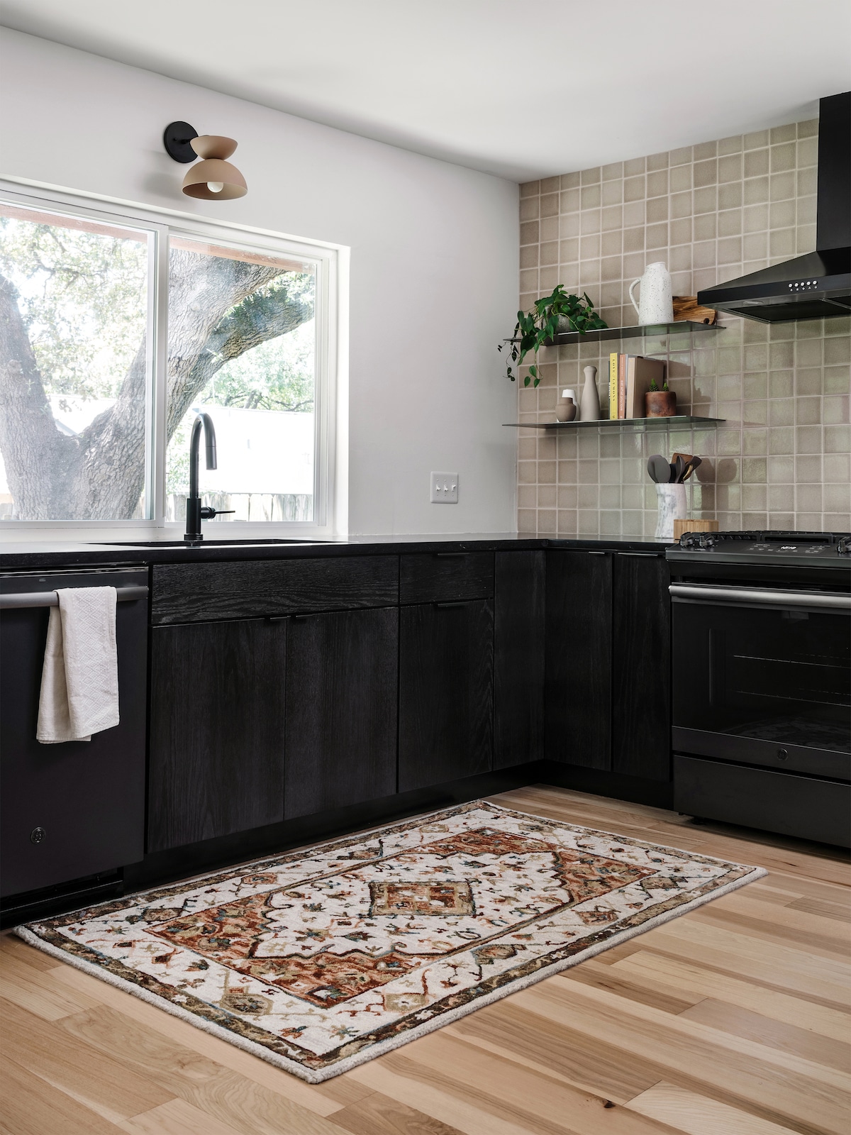 Black flat panel on sale kitchen cabinets