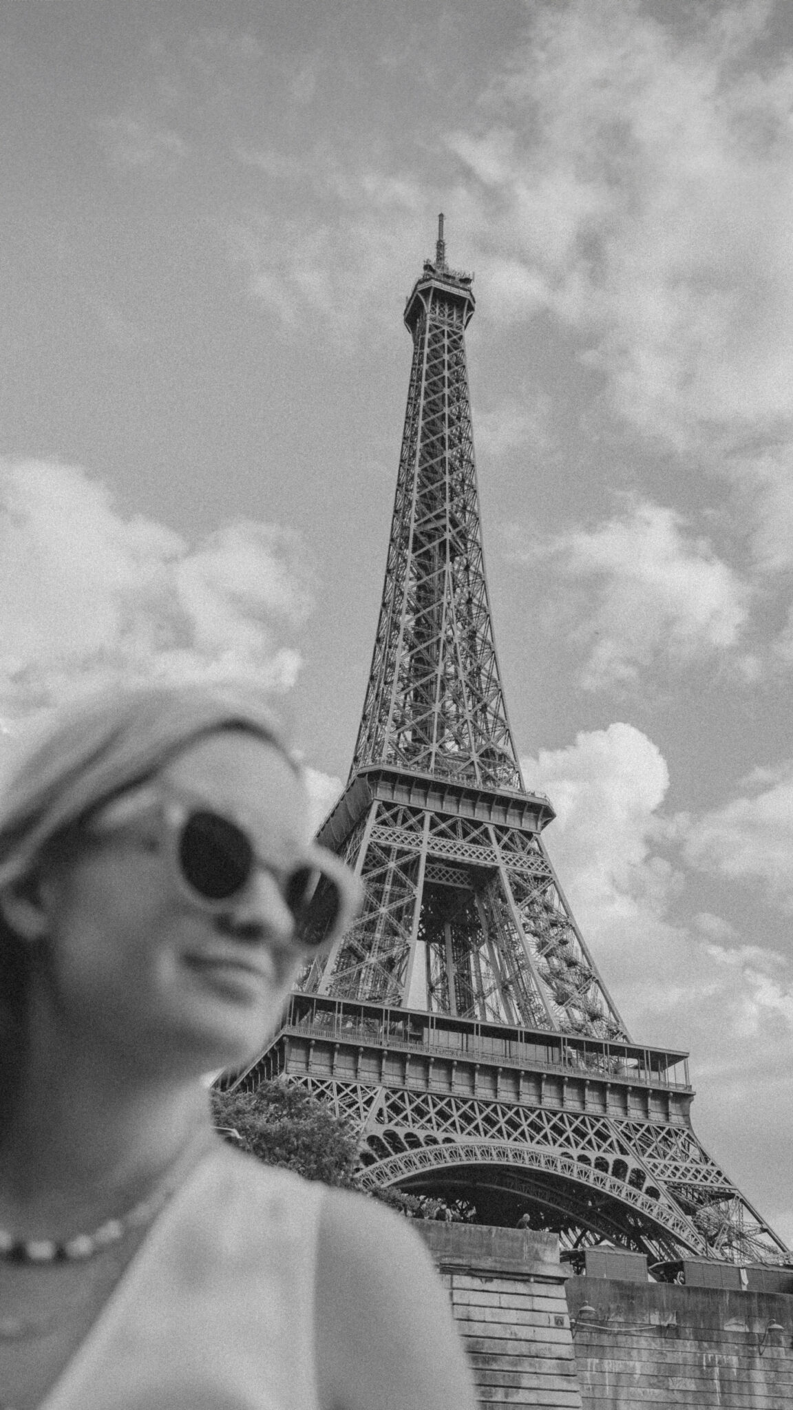 woman in Paris in front of the eiffel tower