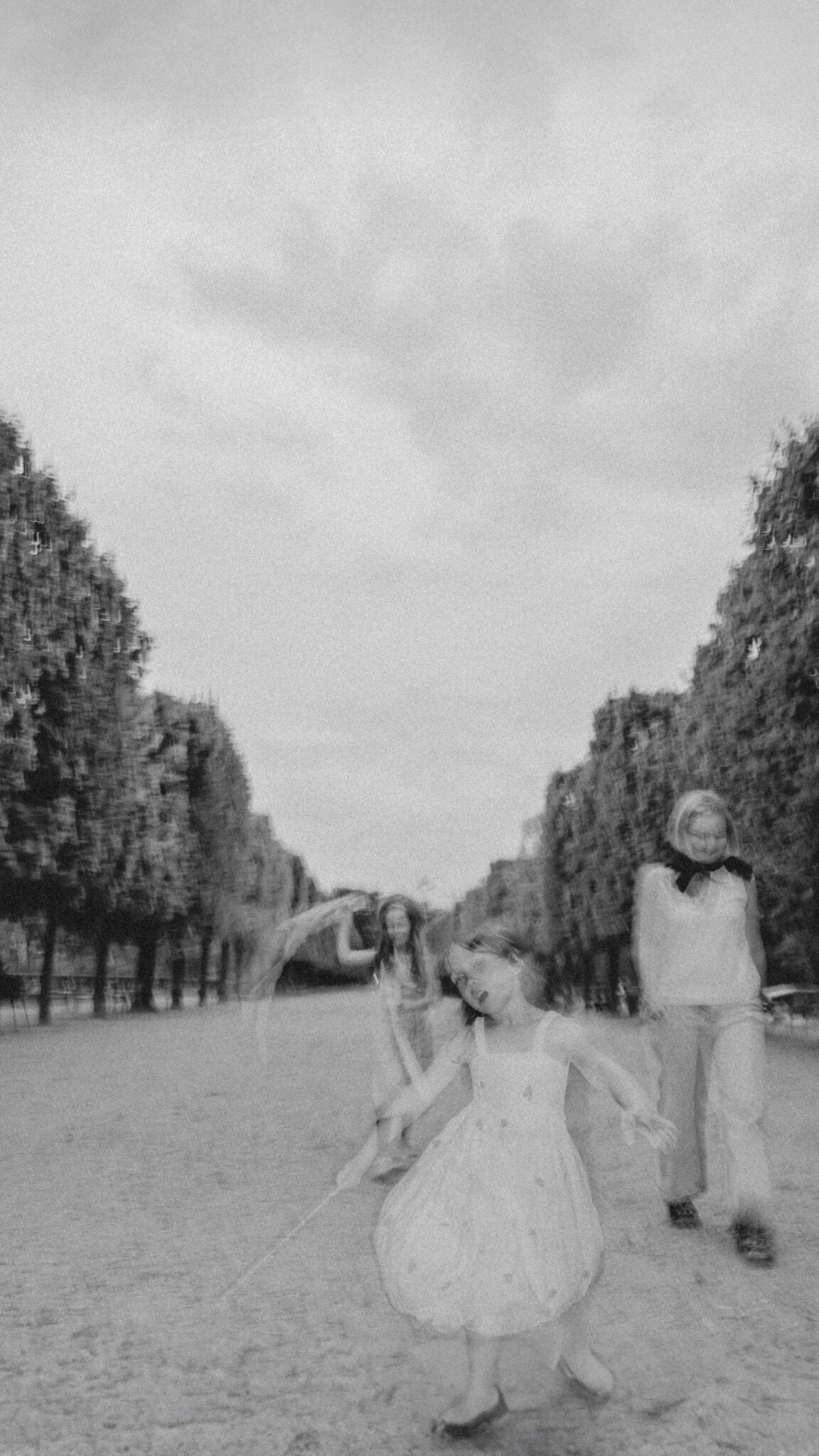 Family in Paris in Jardin du Tuileries